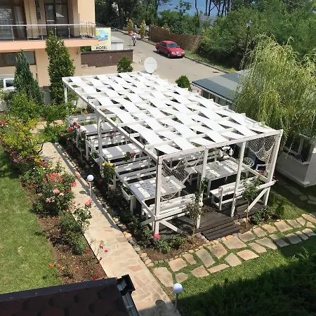 Family Akra 酒店 切尔诺莫雷茨